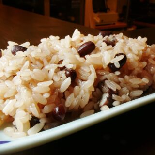 こにし家で、心温まるひとときを 名物「やみつき鶏」をはじめ、…